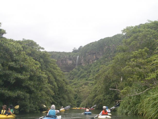 西表島ではピナイサーラの滝を見にトレッキング、ついでにカヤックも体験するツアーに申し込んだ。<br /><br />何かと「ついで」が多いが人生そんなものなのだ。