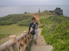 お腹も満たされたところで次は石垣島の西端にある御神崎灯台へ。

風に吹かれながら急な階段を登ると
