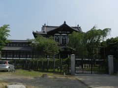 重要文化財　旧奈良県物産陳列所(明治35年設立) 現在は奈良国立博物館仏教美術資料研究センターです。
未だ9時前なので開門前の様です。