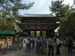 東大寺南大門
早くも小学校の修学旅行生が来てます。最近の小学生も見学はグループごとの行動の様です。昨夜の旅館の小学生も10人だけの宿泊で、宿泊までグループ制？