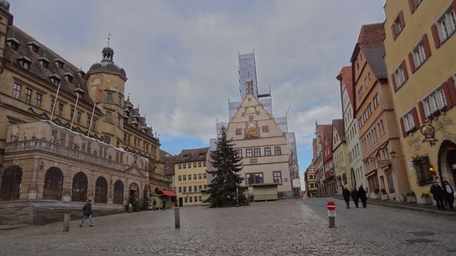 マルクト広場。<br />左側が市庁舎、中央が市議宴会館