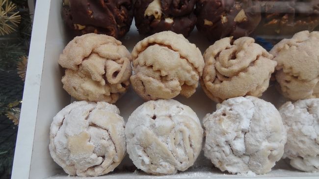 直径１０cmで表面に粉砂糖やチョコレートがかかっています。