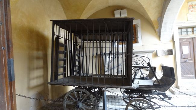 中世犯罪博物館。１月１日は休館日ですが、博物館前に何点か展示物があります。牢屋の馬車？