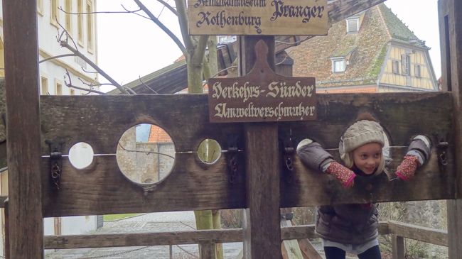 首と手首を挟まれ首切り？ちょうど女の子が体験していたので、写真を取らせて頂きました。