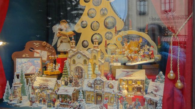 店のショウーウィンドウ。