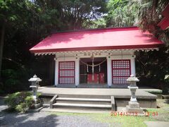 駐車場からの遊歩道にある、御崎神社です。
創建はなんと、708年(和銅元年)‥と言ってもいつ頃なのか？よくわからないのでありますが、494年も昔に創建された歴史ある神社です。
なんでも縁結びの神様だそうです‥