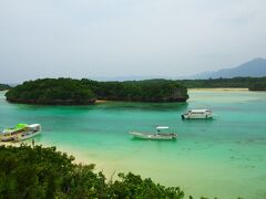 さらに北上し、定番の川平湾に到着しました。

ここではグラスボードに乗り、海の中の生物たちを見て楽しみました。

天気は悪くても、結構水中は澄んで見えたので驚きました。