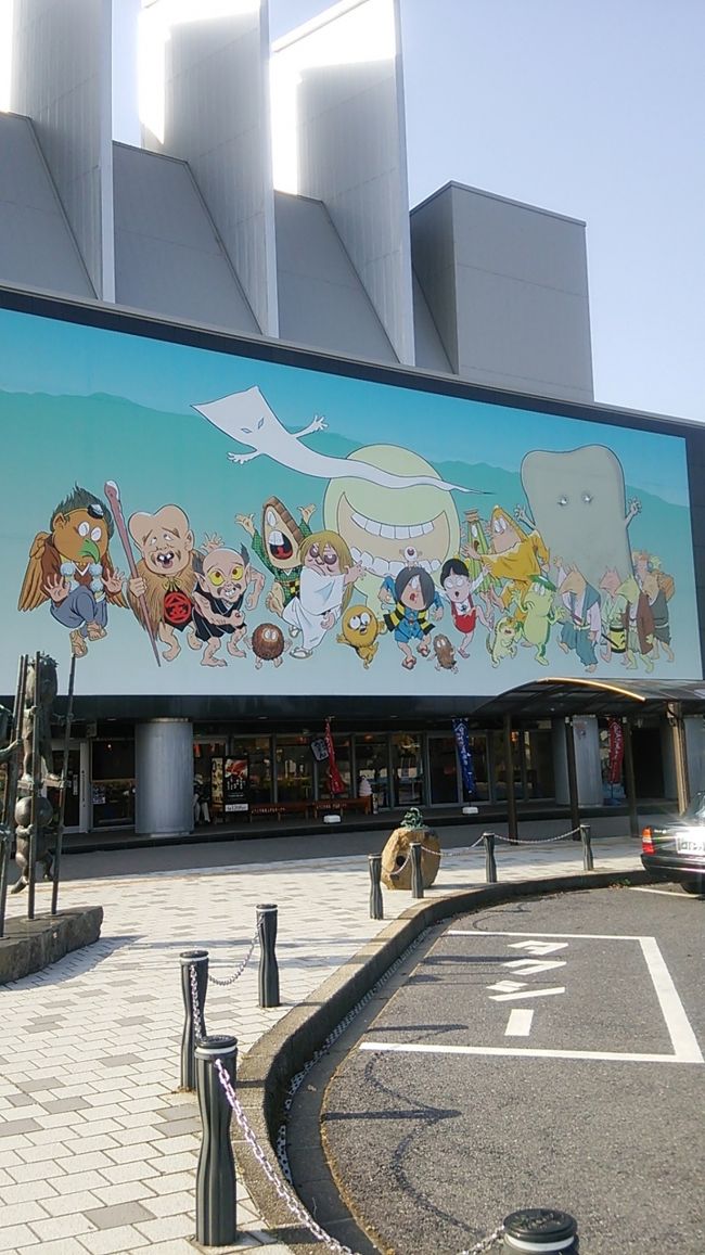 境港駅。全面的に鬼太郎推し。