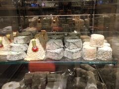 同じボンマルシェのチーズ売場　発酵食品の原点を見る思いだ。我が家の冷蔵庫で眠り続けて捨てたチーズ達よりもはるかに凄いカビようだ。菌糸が飛び立ちそうだ。笑
