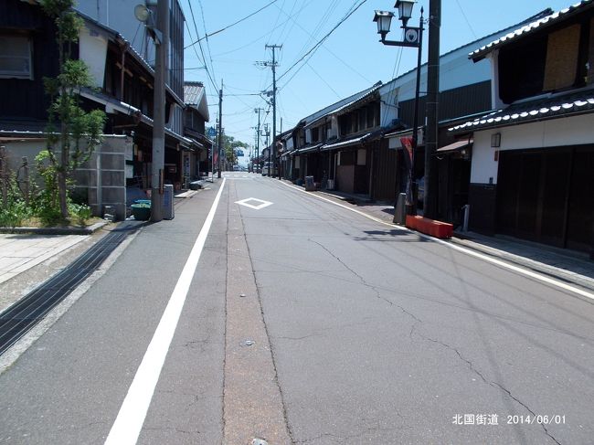 　北国街道通り、当時を思い起こす古い建物が散見されます。