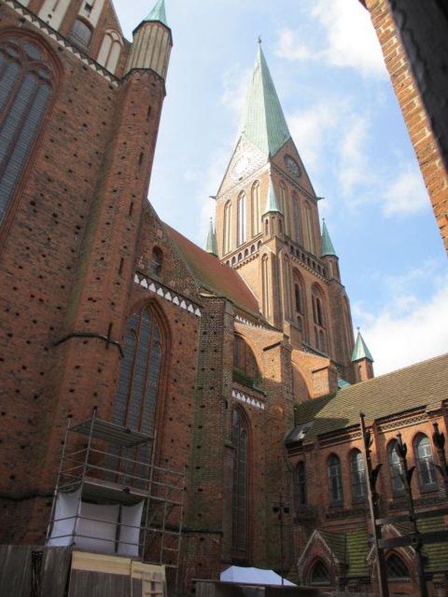 12世紀建設のゴシック様式<br />塔の高さは117.5ｍ