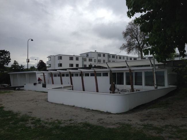 砂浜に建つ更衣室だろう。<br />コーナーの丸みはアパートメントと同じ。<br />