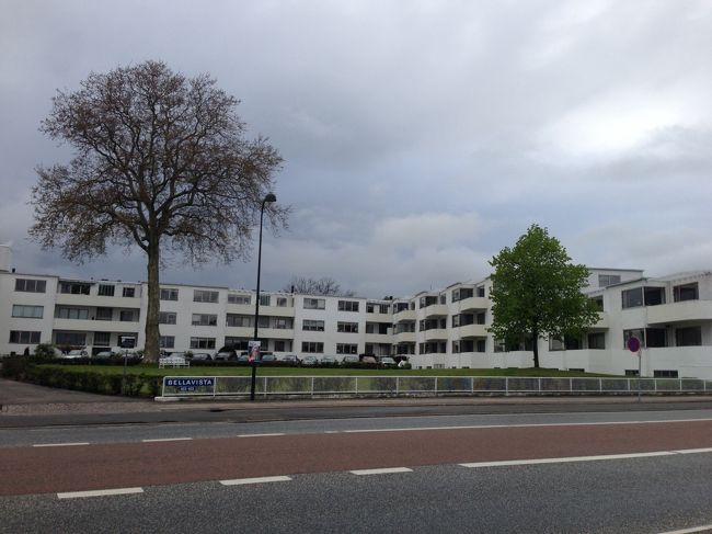 ここには、ヤコブセンが設計に携わった建物群がある。<br />この白いアパートメントもそう。<br />まさにモダニズム。<br />