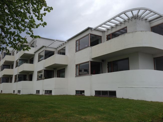 日除けのスクリーンがユニーク。<br />少しづつズレながら連続している。<br />それがリズムを生んでいる。<br />