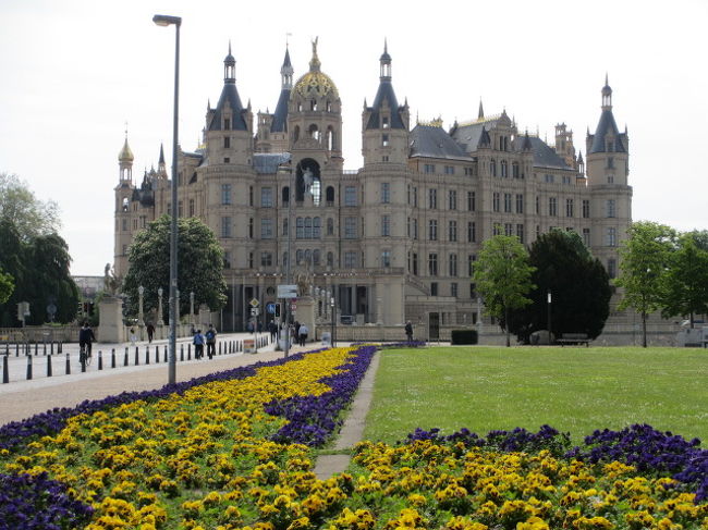 シュヴェリーン城<br />10世紀にスラブ民族が建設した要塞が<br />後にお城として増築されていったそうです<br />現在の形になったのは19世紀<br />2階部分・女性用<br />3階部分・男性用として使用