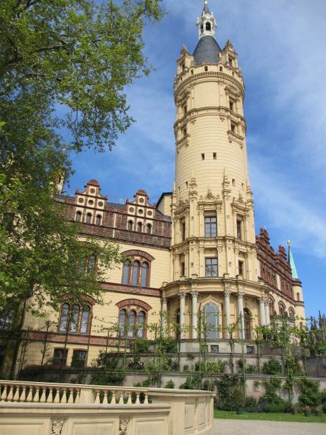 お城周りをぐるりと回って<br />散策できるので<br />歩いてみました（裏側です）