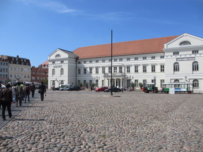 午後からは<br />ヴィスマールに移動<br /><br />旧市街散策<br />マクルト広場と市庁舎<br />