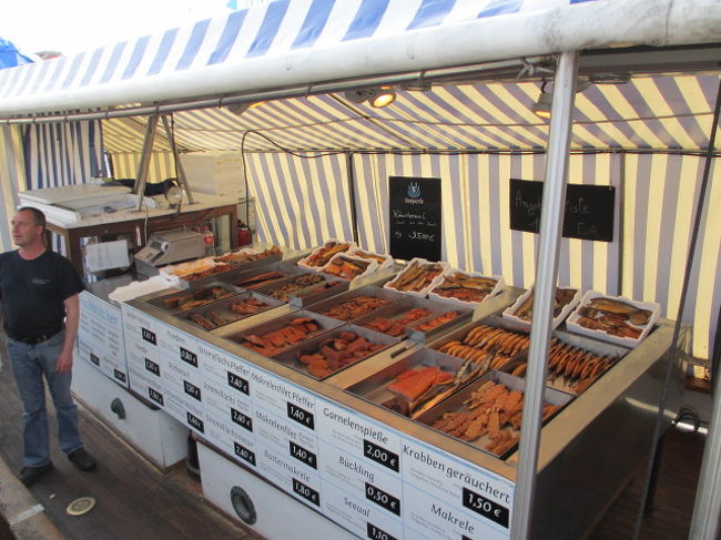 魚類の燻製を売る店がいくつもありました<br />