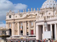 そして午前１０：００、ローマ法王が登場した瞬間！

わぁ〜〜〜なぜかすごく感動♪
双眼鏡で覗いてみたらはっきりとローマ法王様が見えた。
欧米諸国のみならず世界中からこの日のために集まった人々がいて、
その歓喜と声援が一斉に響いて不思議な光景でもあった。
旦那がハンディカムで撮影してくれた映像を見ると、
今でもこの時の独特の雰囲気が一瞬で蘇る。

偶然だったけど何だか特別な日に訪れることができた。
ローマ法王=生きてる聖ペトロという存在。
貴重な体験なのできっと一生忘れない！

がしかーし…その数日後、再びローマ法王と遭遇する日が来るとは・・・
そしてヴァチカンに何台も設置された巨大モニターは、
何と全てpanasonic製だった驚き！