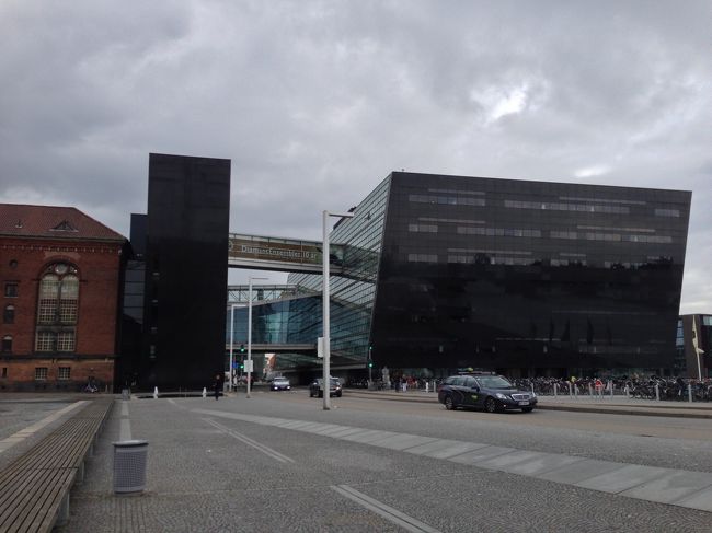 左側に見える煉瓦の建物は旧の図書館。<br />道路を挟んで新しい建物。<br />新旧が繋がっている。