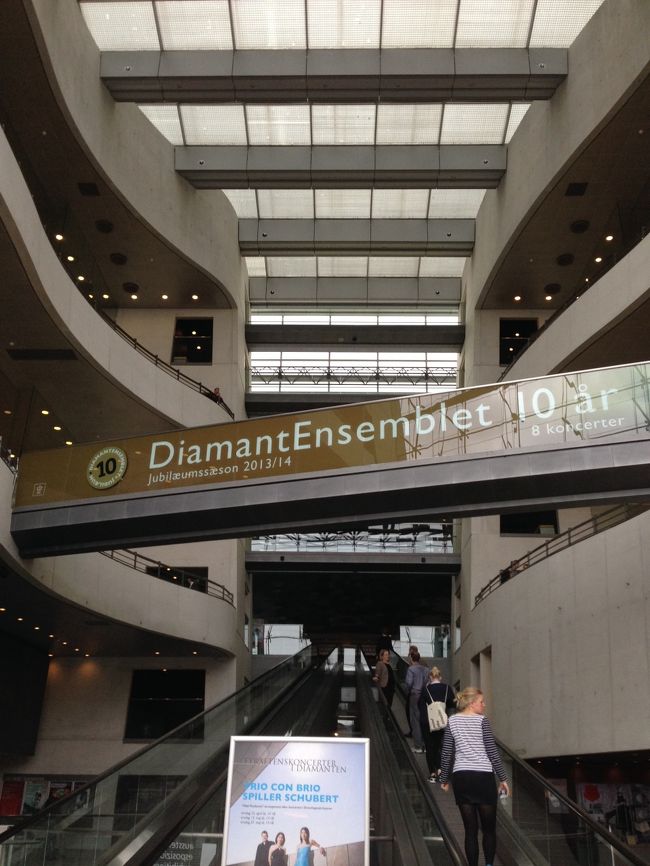 内部は大きな吹き抜け。<br />トップライトで明るい。<br /><br />