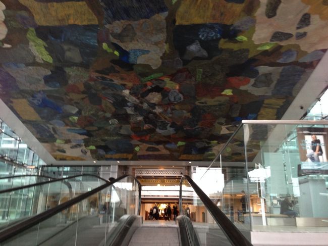 エスカレーターの天井は迷彩色。<br /><br /><br />