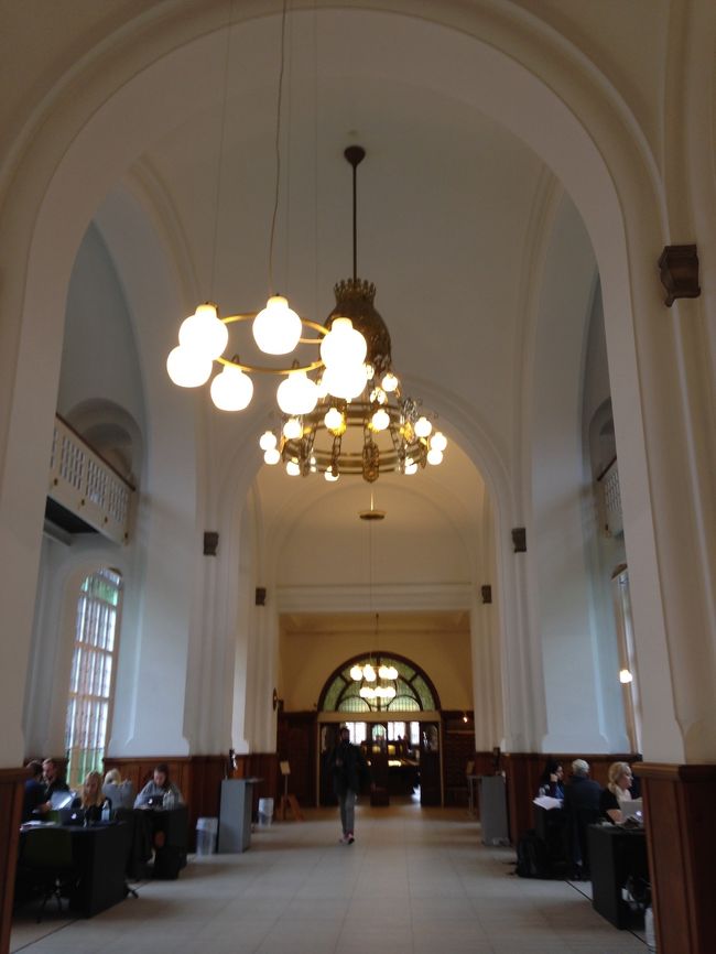 ここは古い図書館。<br />新旧が繋がっている。