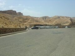 王家の谷前の駐車場．中央は土産物店街．
安いよ1ドルと言ってますが，１エジプトポンド（16円）ではないです．