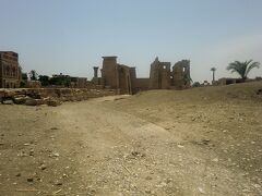 体力消耗しているが，チケット売場のところまでなんとか戻った．

チケットを持っていたので，近くのラムセス３世葬祭殿へ．これは外の道から見た写真．
この一帯にはハブー族が住んでいたのでメディネト・ハブ（ハブ族の町）とも呼ばれる（先の大看板には HABU Temple と書いてある）．