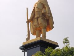 謎のキャラクター「タマルーにゃ＆フエルーちょ」はともかく、岐阜といえば織田信長！
駅前広場には洋風鎧を身にまとった黄金の信長像が立ち戦国時代に思いをはせる。