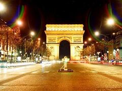 パリ初日の夜、前回コンチキツアーで訪れた時に見た夜景がとても綺麗だったので、エセ・ツアー・コンダクターとなり、総勢8人で夜の街へと出掛けていった。目的はここ凱旋門。