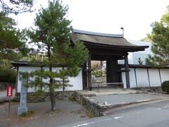 山口市にある「洞春寺」です。今回、まず来たのがこのお寺、余り知られていませんが、このお寺、実はあの戦国大名「毛利元就」の菩提寺なんです。名刹なんですねぇ〜。因みに、この「山門」も国重文なんですよ！