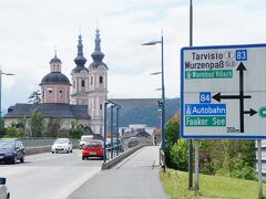 聖十字架教会（Villach Heiligen Kreuz Kirche）とオシアッハー通り（Ossiacher Zeile）