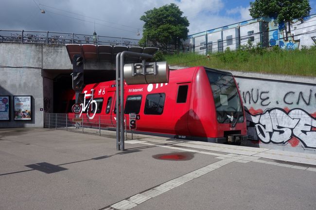 赤い電車に白い自転車のマーク。<br />そう、自転車も乗せられる。<br />