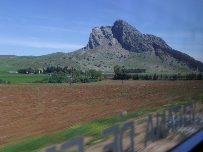 コルドバの鉄道駅から列車に乗ってグラナダへ<br />車窓からの景色は赤茶けた大地、これが当初のスペインのイメージ<br />