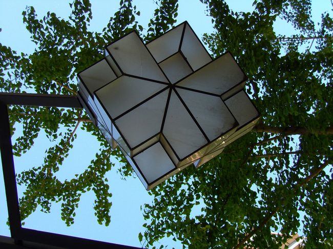 グラナダに到着したのが午後１時３０分<br />十分に観光できる時間<br />町を歩く。ほら、街灯がおしゃれでしょう