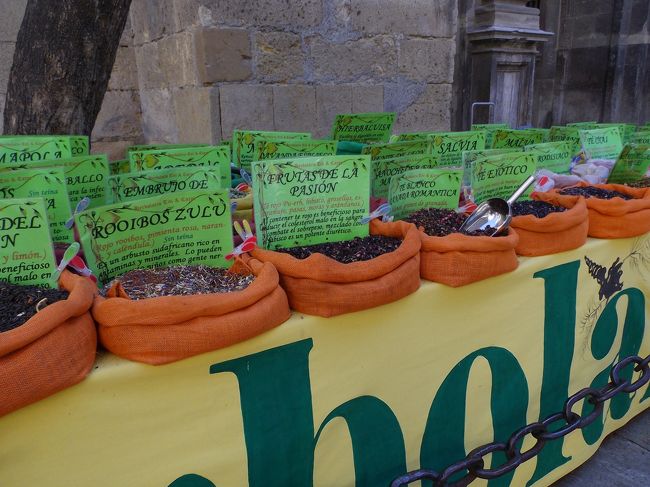 カテドラルの周辺では香辛料を売る人たちが...