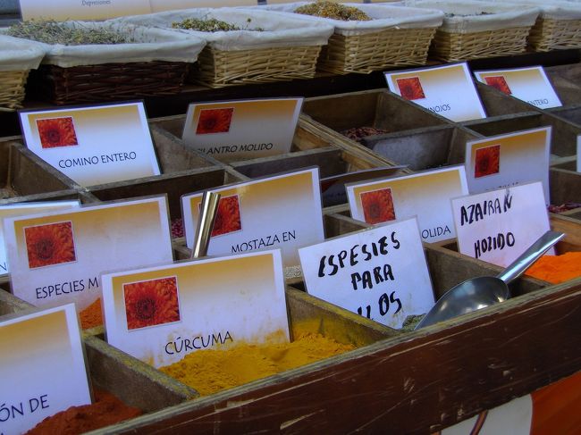 カテドラルの周辺では香辛料を売る人たちが...