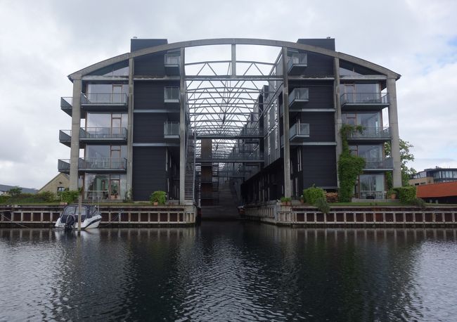 これも住宅。<br />チャレンジングな建物が多い。<br /><br />これに比べると、日本は寂しい。<br />経済合理性だけで不動産が動いている。