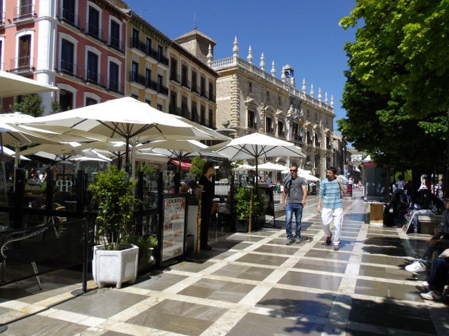 そして、アルバイシンへ<br />ここヌエバ広場前からのバスに乗って