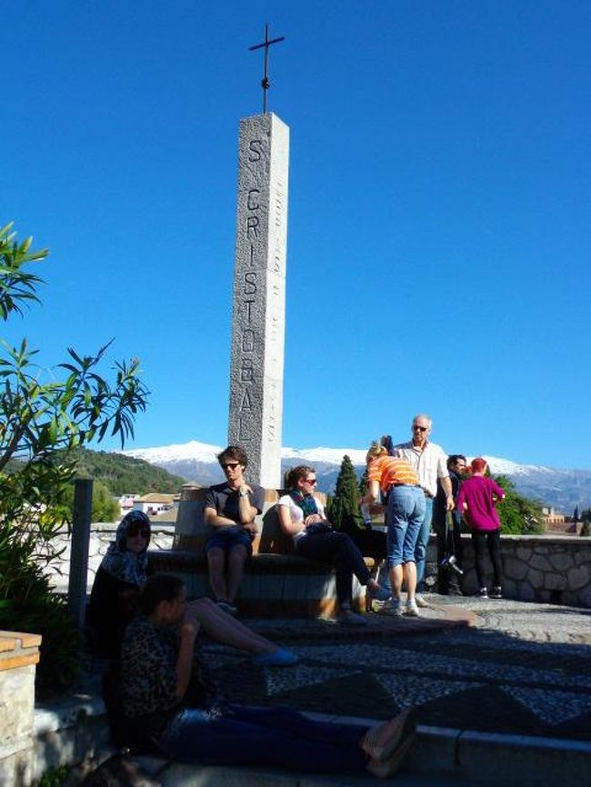 ヌエバ広場前から<br />バスに揺られて、先ずこの展望台からグラナダの景色を楽しむ<br />サン・クリストバル展望台<br />