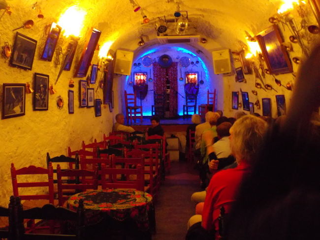 そして夜<br />予約していたフラメンコツアーに参加<br />ホテルまでバスの送迎をお願いした<br />ロス・タラントス内<br />まだ人はまばら<br />