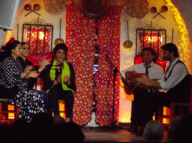 踊り手、ギタリストなどが席に着く<br />いよいよ始まった