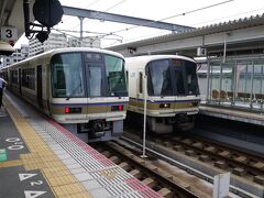ＪＲ奈良駅。

奈良中心部からは離れているけど、大和路快速を使えば大阪から乗り換えなし。京都からもみやこ路快速で乗り換えなしと便利！
電車もクロスシートで快適♪