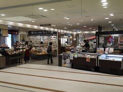 駅構内は「ビエラ奈良」という商業施設になっていて、
1階はMax value、2階はお土産物屋や書店、百均が入っていました。

ここで、お目当ての大仏プリンをいただきます。
2階のお土産屋エリアにお店があります。