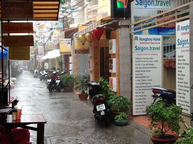 止まないスコール。３０分ほど<br />雨宿り。<br />こんな時間も旅の醍醐味。