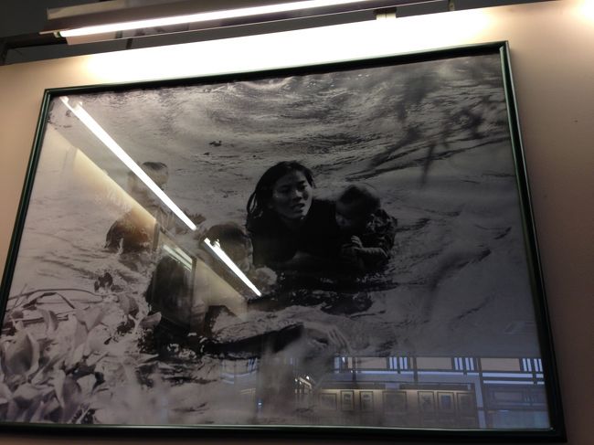 館内はたいへん重苦しい空気に<br />包まれています。<br /><br />これは有名な写真ですね。