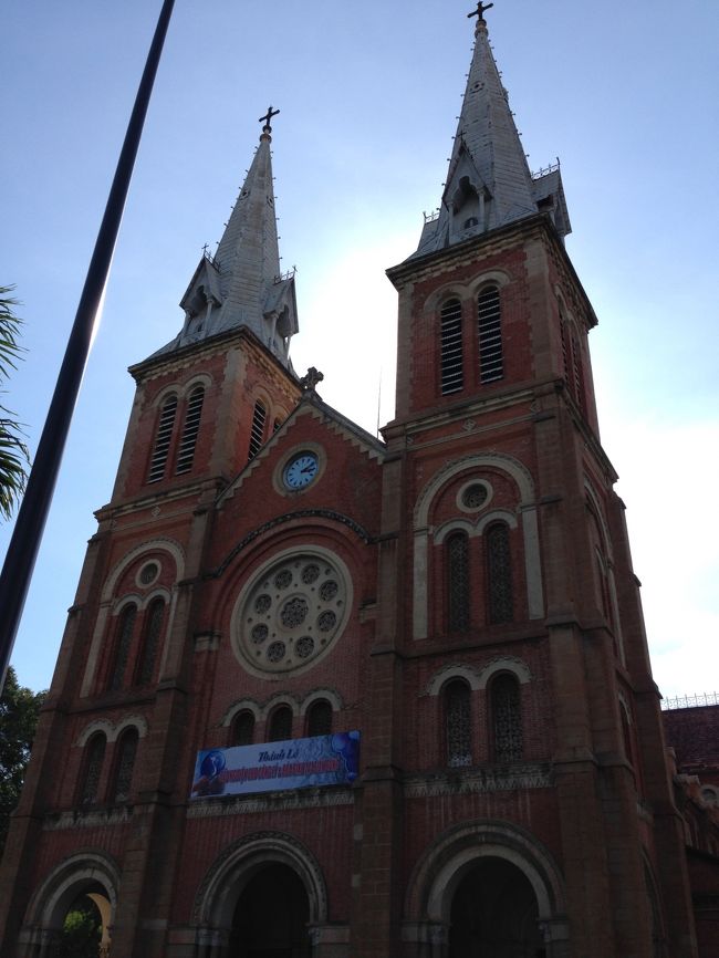 暑い中歩いてサイゴン大教会へ。