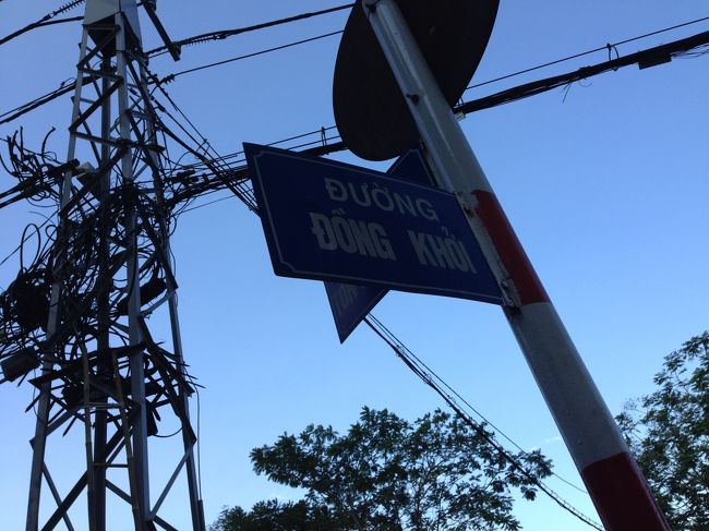 このように通り名が明記されているので<br />街歩きも楽。