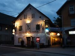 プリ・プラニンツ（Gostilna Pri Planincu）とグラスカ通り（Grajska cesta）
手前がバーで、奥がレストランです。

http://www.pri-planincu.com/